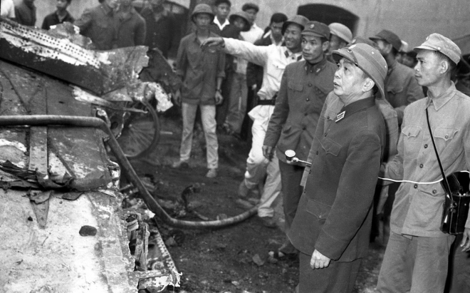Ngày 30/12/1972, Đại tướng Võ Nguyên Giáp thị sát xác máy bay B52 Mỹ bị quân và dân ta bắn rơi tại làng Ngọc Hà (Hà Nội) trong chuyến thăm Tiểu đoàn 79 tên lửa, đơn vị có nhiều thành tích cùng quân và dân Thủ đô đập tan cuộc tập kích chiến lược bằng không quân của Mỹ cuối tháng 12/1972. Ảnh: TTXVN
