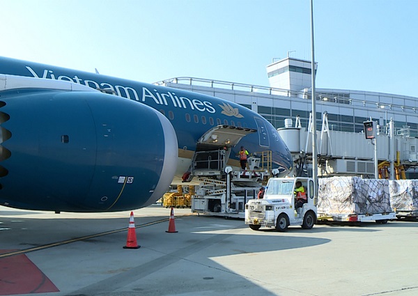 Máy bay vận chuyển thiết bị y tế tại San Francisco (Ảnh: VNA)