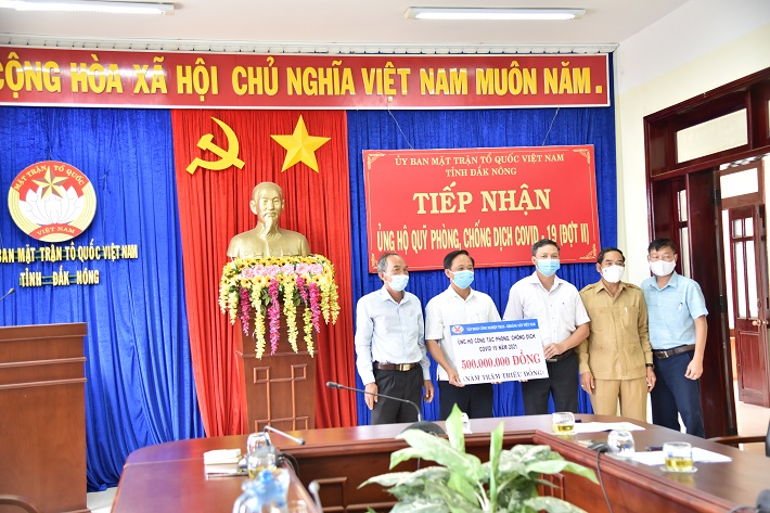Đại diện DNA trao số tiền ủng hộ quỹ phòng chống COVID-19 cho đại diện UBMTTQ tỉnh Đắk Nông