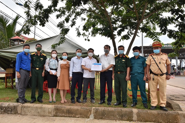Hỗ trợ trang thiết bị, vật tư thiết yếu phục vụ công tác phòng chống dịch tại chốt kiểm dịch xã Đăk Ru, huyện Đắk R’lấp