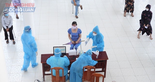 Lực lượng y tế quận Liên Chiểu, lấy mẫu trong toàn dân đợt 3 tại phường Hòa Hiệp Nam
