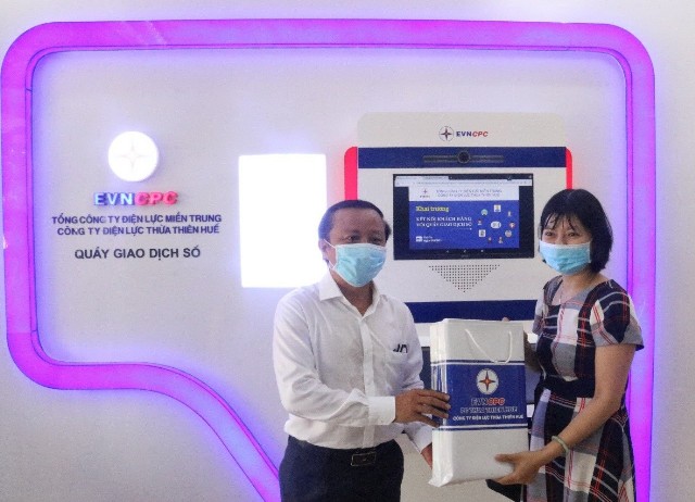 Ông Nguyễn Đại Phúc, Phó giám đốc Công ty Điện lực TT- Huế tặng quà cho những khách hàng đầu tiên sử dụng giao dịch số
