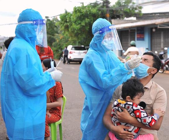 Lực lượng y tế lấy mẫu xét nghiệm Sars-CoV-2 cho người dân xã Cư Êbur (TP. Buôn Ma Thuột).