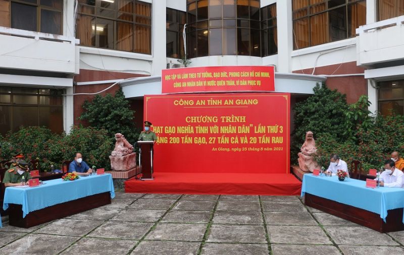 Công an tỉnh An Giang đã tổ chức trao tặng 200 tấn gạo, 27 tấn cá tươi và 18 tấn rau, củ, quả cho nhân dân gặp khó khăn do ảnh hưởng dịch bệnh COVID-19. Ảnh: KT