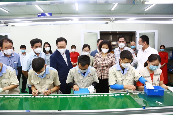 Lãnh đạo tỉnh Bắc Ninh và Ban lãnh đạo Samsung Việt Nam đã thực hiện chuyến đi thăm, làm việc và đánh giá kết quả cải tiến của hai doanh nghiệp tham gia vào “Chương trình tư vấn cải tiến doanh nghiệp nội địa”