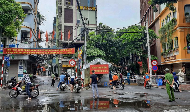 Phong toả 210 hộ dân phường Giáp Bát liên quan đến 4 ca F0 là lái xe đường dài TP Hồ Chí Minh (Ảnh: Trung Nguyên/Báo tin tức)