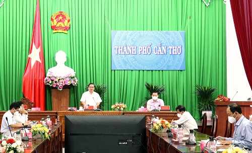 Ông Trần Việt Trường, Chủ tịch UBND thành phố, phát biểu tại cuộc họp