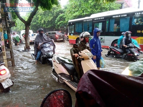 Mưa lớn kéo dài gây ách tắc giao thông