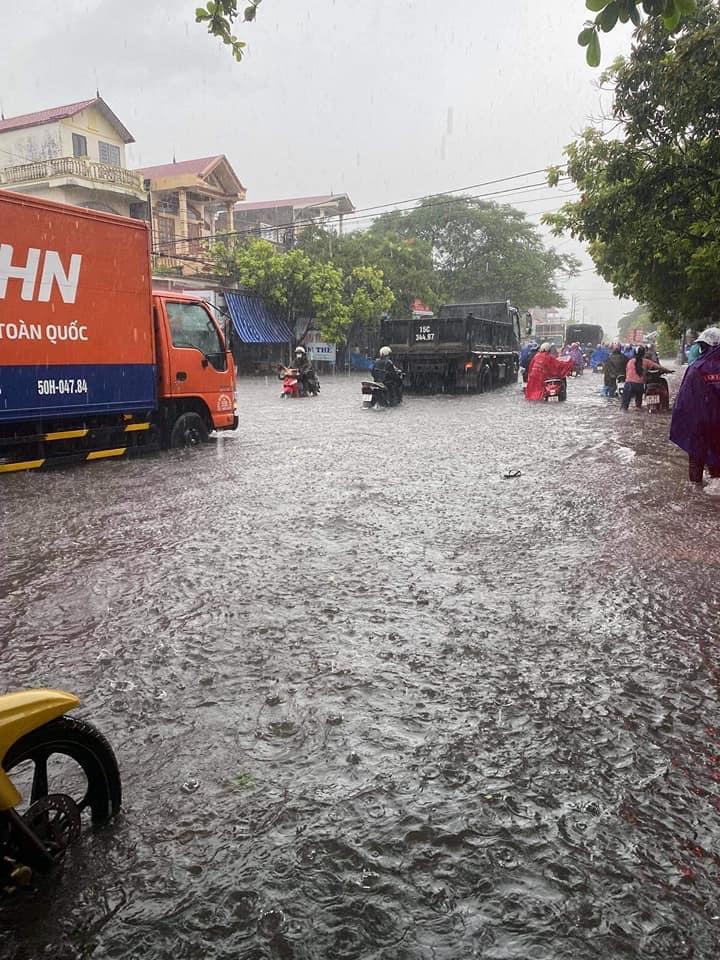 Hải Phòng: Mưa lớn kéo dài gây ngập lụt nhiều tuyến phố