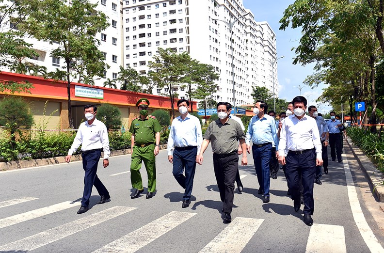 Thủ tướng Chính phủ Phạm Minh Chính và đoàn công tác tới kiểm tra việc phòng chống dịch tại TPHCM hồi giữa tháng 7/2021. Ảnh: VGP