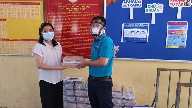 Khai giảng mùa dịch: Viettel Post mang sách giáo khoa đến tận nhà cho các em học sinh