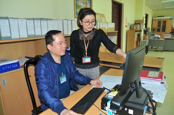 Cán bộ Chi cục Thuế thành phố Yên Bái trao đổi về công tác thu ngân sách