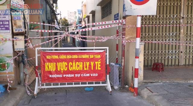 Mặc dù đã lập chốt phong tỏa cứng nhưng nhiều kiệt, hẻm trên đường Trần Cao Vân (quận Thanh Khê) vẫn ghi nhận ca mắc Covid-19.(Ảnh trong: Điểm nóng Kiệt 236 Trần Cao Vân.Ảnh Trần Minh)