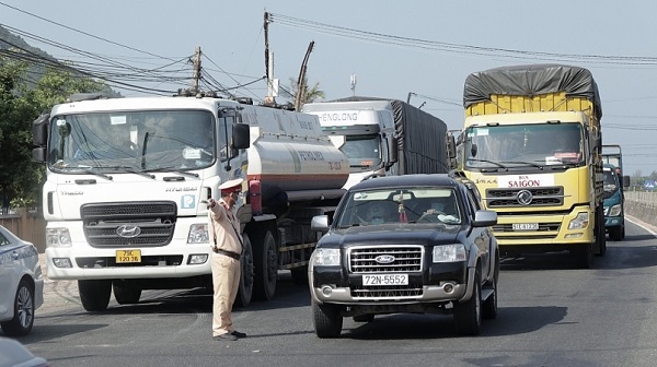 Thủ tướng: Đảm bảo lưu thông hàng hóa kịp thời, thông suốt
