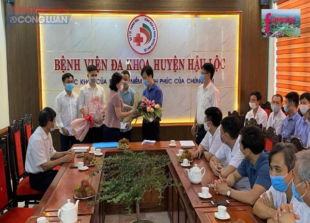 Đại diện lãnh đạo huyện Hậu Lộc trao hoa và cám ơn đoàn y, bác sỹ vào Nam chống dịch