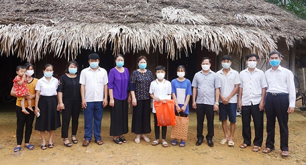 Lãnh đạo Hội Khuyến học tỉnh và nhà tài trợ trao tặng học bổng &ldquo;JNTC - Vì em hiếu học&rdquo;