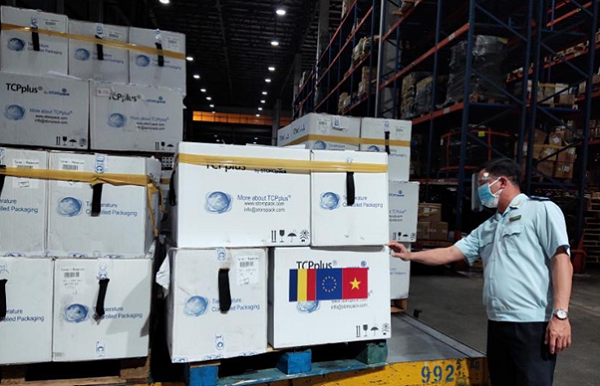 Lô hàng 300.000 liều vắc xin do Chính phủ Romania tài trợ Việt Nam về sân bay quốc tế Tân Sơn Nhất tối 24/8 đã được Chi cục Hải quan sân bay quốc tế Tân Sơn Nhất làm thủ tục thông quan ngay trong đêm