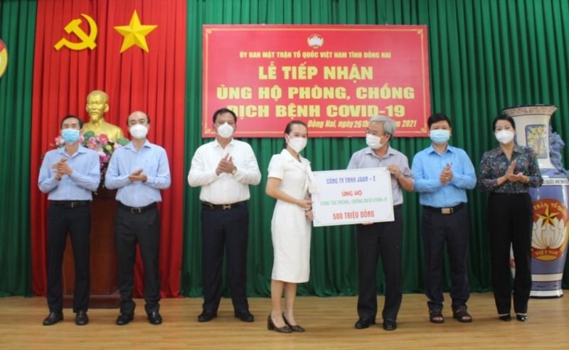 Công ty TNHH Jaan -E ủng hộ 500 triệu đồng. Ảnh: KT