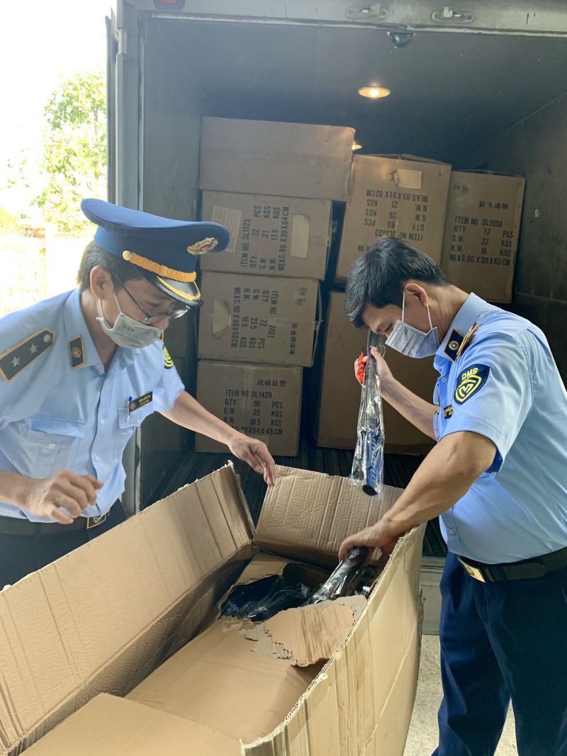 Tạm giữ hơn 1.000 sản phẩm đồ chơi trẻ em không hóa đơn chứng từ trước dịp Tết Trung thu 2021