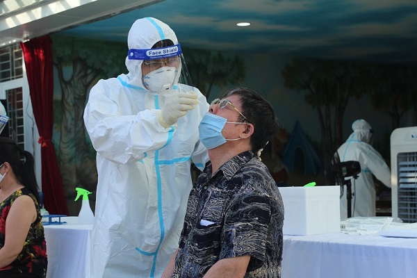 Nhân viên y tế lấy mẫu xét nghiệm cho người dân trên địa bàn quận Thanh Xuân