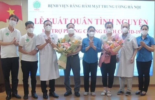 Ban Gi&aacute;m đốc bệnh viện tặng hoa cho đo&agrave;n c&ocirc;ng t&aacute;c trước l&uacute;c l&ecirc;n đường.