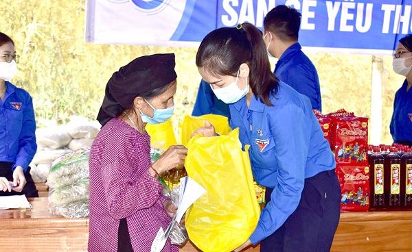 Tuyên Quang: Tổ chức gian hàng 0 đồng và cấp phát thuốc miễn phí cho người cao tuổi, gia đình chính sách