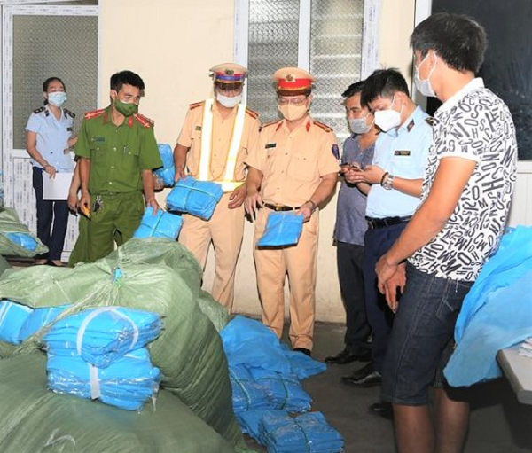 Hà Nam: Thu giữ hơn 16.000 bộ quần áo bảo hộ y tế không rõ nguồn gốc