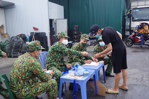 Lào Cai: Cấp phát thẻ gắn mã QR tại của khẩu quốc tế số 2 Kim Thành