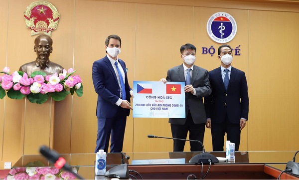 Việt Nam tiếp nhận 250.800 liều vaccine Covid-19 từ Cộng hoà Séc