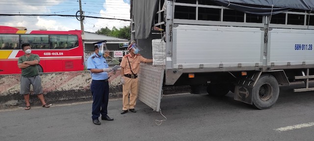 Tiền Giang: Phát hiện, xử lý gần 1,5 tấn túi lồng dùng để chống thấm hàng hóa vi phạm nhãn