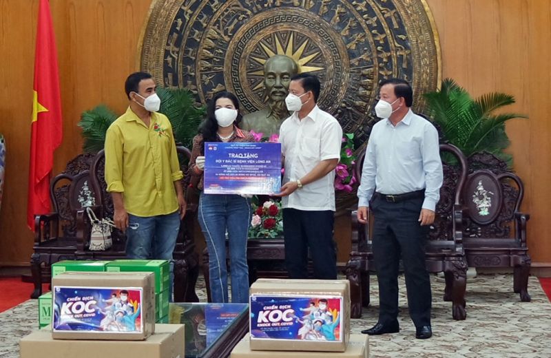 Lãnh đạo tỉnh Long An cảm ơn Quỹ từ thiện Kim Oanh đã quan tâm, hỗ trợ tỉnh trong công tác phòng, chống dịch Covid-19. Ảnh: Phạm Ngân