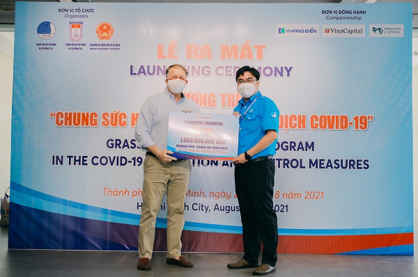 Ông Rad Kivette - Tổng Giám đốc VinaCapital Foundation trao tặng khoản tài trợ 1 tỷ đồng cho ông Ngô Minh Hải - Chủ tịch Hội Liên hiệp Thanh niên Việt Nam TP.HCM
