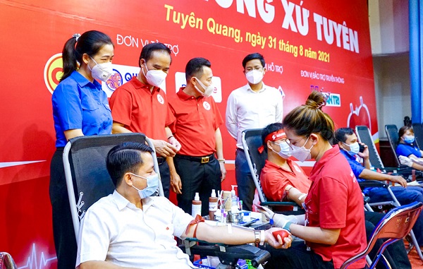 Đồng chí Hoàng Việt Phương, Phó Chủ tịch UBND tỉnh, Trưởng Ban chỉ đạo vận động hiến máu tình nguyện tỉnh thăm hỏi động viên người hiến máu