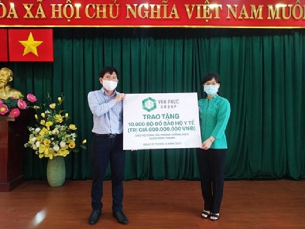 Đại diện Van Phuc Group trao tặng 10.000 bộ đồ bảo hộ y tế cho Quận Bình Thạnh