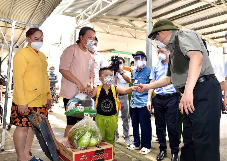Thủ tướng Phạm Minh Chính thăm hỏi tình hình đời sống của người dân tại khu nhà trọ trên đường Nguyễn Thị Định, TP. Thủ Đức vào ngày 26/8 (Ảnh: VGP)
