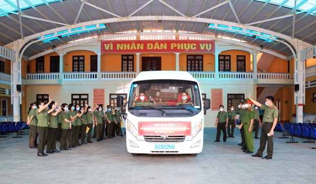 Đoàn công tác do Thượng tá Lê Quang Phi làm trưởng đoàn lên đường
