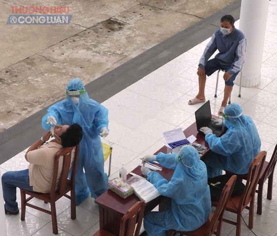 Lực lượng y tế quận Liên Chiểu lấy mẫu lần thứ 5 tại tổ 35, phường Hòa Hiệp Nam