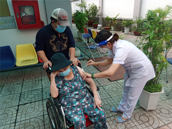 Tổ chức tiêm vắc xin cho người cao tuổi, người có bệnh nền, người khuyết tật… tại quận Tân Phú