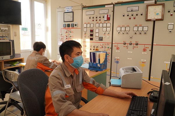 Công nhân trực vận hành TBA 110 kV Hà Tu, theo dõi thông số, đảm bảo cung cấp điện an toàn ổn định và liên tục