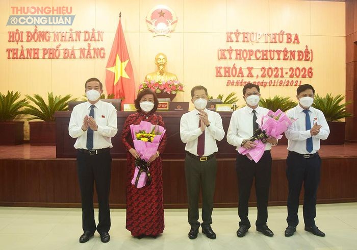 Lãnh đạo Thành uỷ, HĐND và UBND TP. Đà Nẵng tặng hoa chúc mừng đồng chí Trần Phước Sơn và Ngô Thị Kim Yến