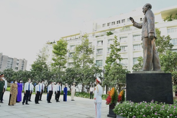 Đoàn lãnh đạo TP. HCM dâng hoa Chủ tịch Hồ Chí Minh tại Công viên tượng đài Chủ tịch Hồ Chí Minh