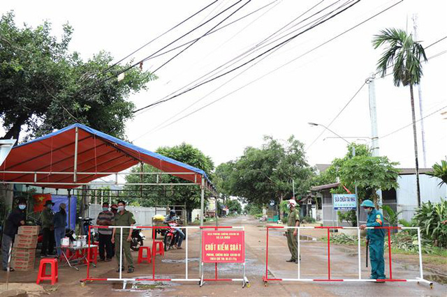 Khu vực phong tỏa theo Chỉ thị 16 tại xã Ea BHốk, huyện Cư Kuin sau khi ghi nhận nhiều ca mắc COVID-19. Ảnh: KT