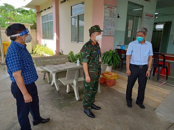 Thứ trưởng Nguyễn Trường Sơn (bên phải) căn dặn bác sĩ quân y ở Củ Chi hỗ trợ tích cực nhất cho y tế cơ sở và bệnh nhân