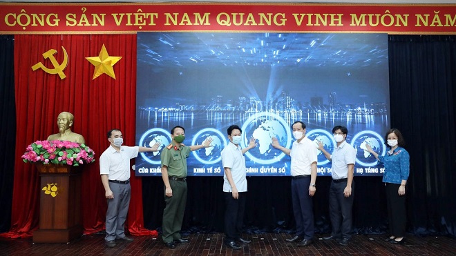 Các đại biểu cùng ấn nút thay đổi Trang thông tin điện tử Sở TTTT tỉnh Lạng Sơn
