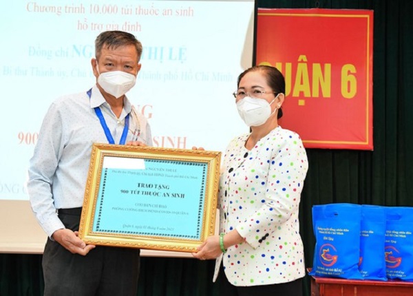 Chủ tịch HĐND TP. HCM Nguyễn Thị Lệ tặng thuốc an sinh cho quận 6