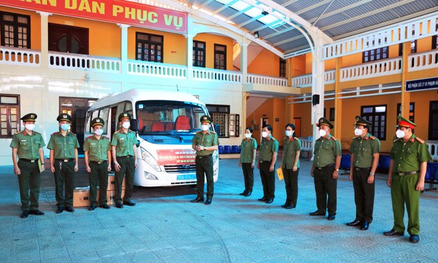 Đái tá Nguyễn Thanh Tuấn, Giám đốc Công an tỉnh TT- Huế (đứng giữa) đang động viên đoàn công tác