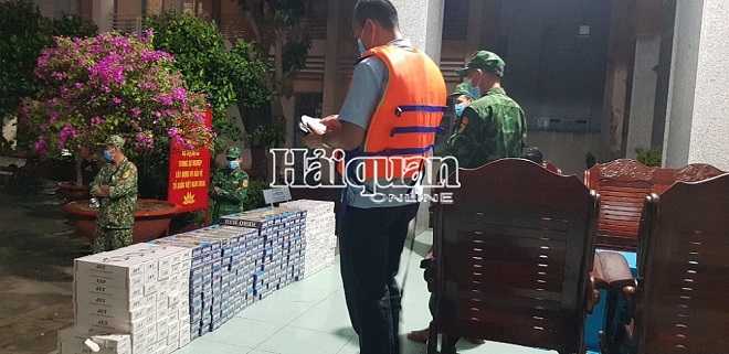 An Giang: Bắt xuồng máy vận chuyển gần 3.000 bao thuốc lá lậu