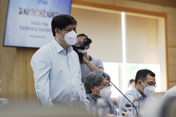 Bộ trưởng Y tế Nguyễn Thanh Long phát biểu tại buổi lễ tiếp nhận 34 máy thở chức năng cao do Tập đoàn TH trao tặng