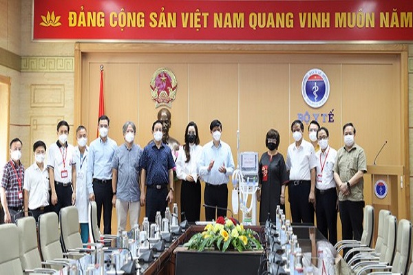 Bộ trưởng Bộ Y tế - Nguyễn Thanh Long tiếp nhận 34 máy thở do Tập đoàn TH, Ngân hàng TMCP Bắc Á, thông qua Quỹ Vì Tầm vóc Việt trao tặng sáng ngày 1/9. Ảnh: Bộ Y tế