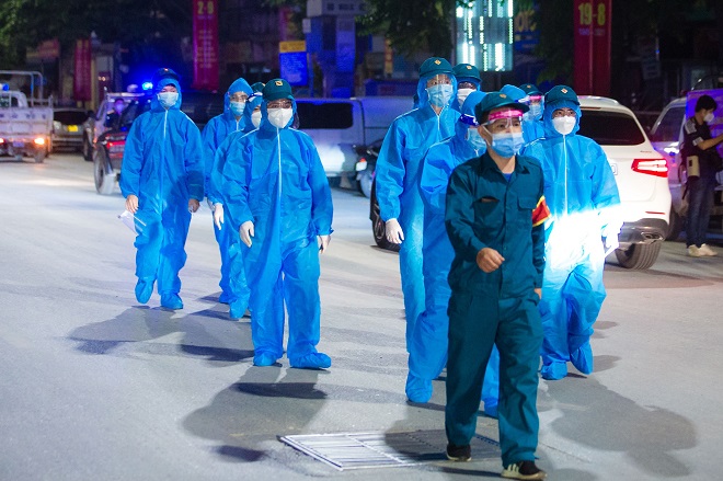 Hà Nội: Bắt đầu di chuyển người dân ra khỏi ổ dịch tại phường Thanh Xuân Trung